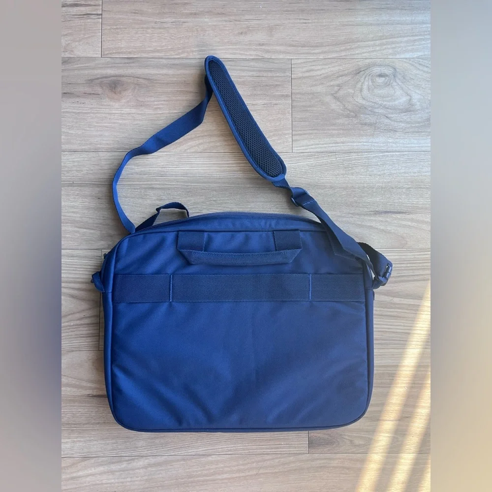 Case Logic Advantage Carrying Case for laptops and tablets up to 14 inches